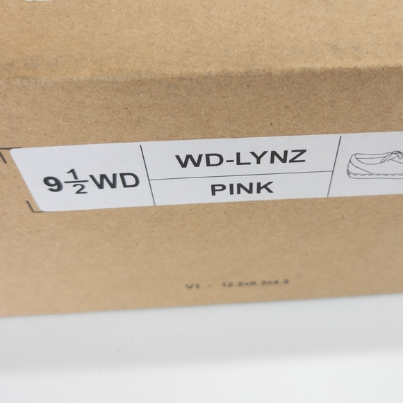 Journee Collection Lynz WIDE Sneakers Pink -9.5W - Picture 9 of 9